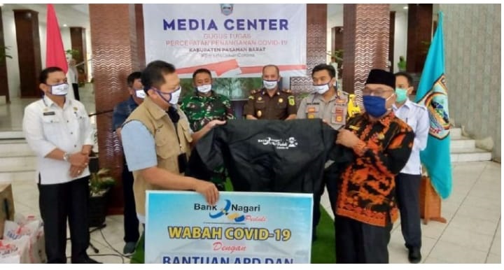 Bank Nagari Cabang Simpang Empat memberikan bantuan APD kepada Satuan Tugas Percepatan Penanganan Pencegahan Covid -19 Kabupaten Pasaman Barat.